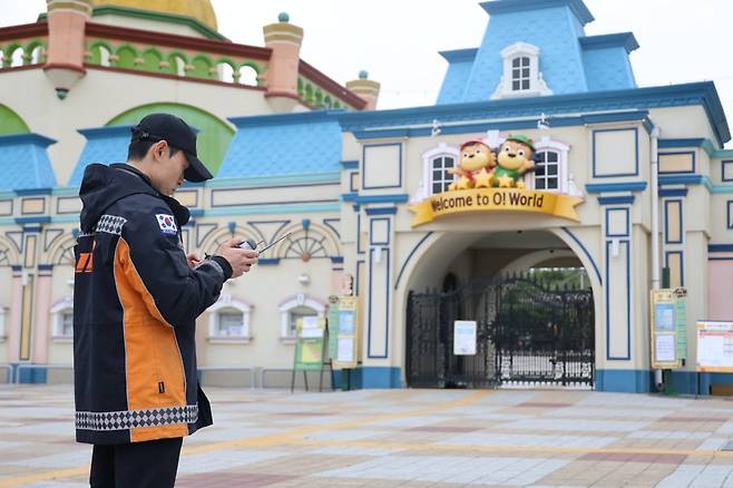 대전 중구 사정동 오월드에서 늑대 1마리가 탈출한 지 이틀째인 9일 오전 소방대원들이 오월드에서 드론으로 늑대를 수색하고 있다. /사진=연합뉴스