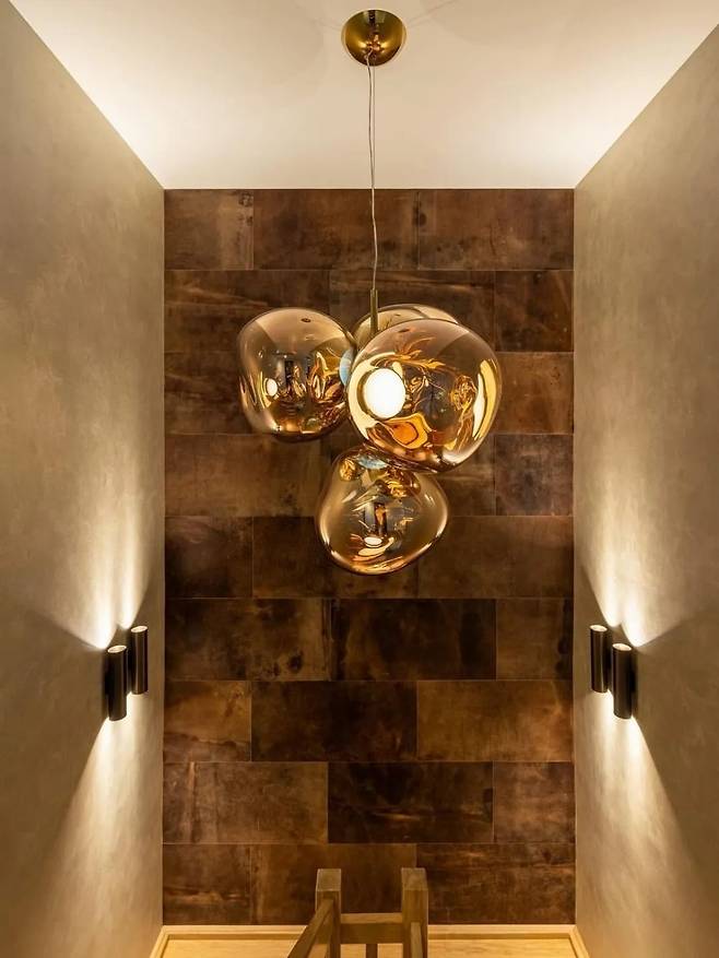 점등에 따라 반사체에서 반투명 오브제로 변하는 톰 딕슨의 멜트 ⓒ톰딕슨