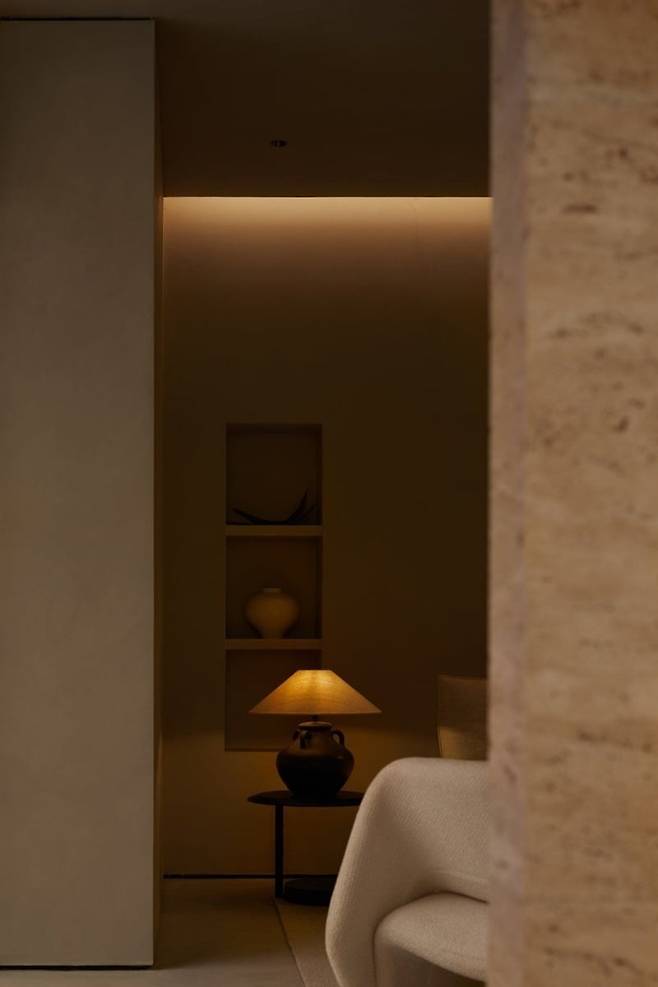 밝기와 색온도를 조절하며 분위기를 바꾸는 조명