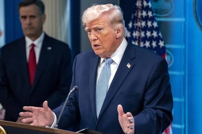 도널드 트럼프 미국 대통령이 지난 6일(현지시간) 미국 워싱턴DC 백악관 브리핑룸에서 이란 관련 브리핑을 하고 있다. UPI연합뉴스