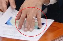 박덕흠 의원실이 제공한 사진 속 김민석 국무총리 손가락이 6개로 나와 있다.