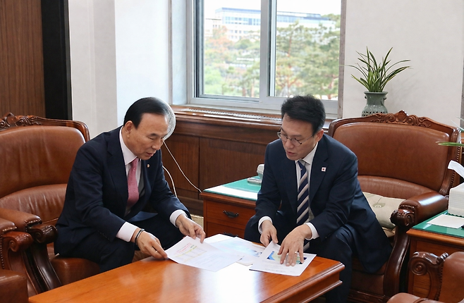 박덕흠 국민의힘 의원이 지난 8일 국회 의원회관에서 김민석 국무총리와 면담을 하며 동남 4군의 핵심 현안 사업들에 대한 정부 지원을 요청하고 있다. (AI 보정 사진) 박덕흠 의원실 제공