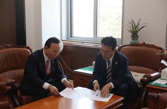 박덕흠 국민의힘 의원이 지난 8일 국회 의원회관에서 김민석 국무총리와 면담을 하며 동남 4군의 핵심 현안 사업들에 대한 정부 지원을 요청하고 있다. (원본) 박덕흠 의원실 제공