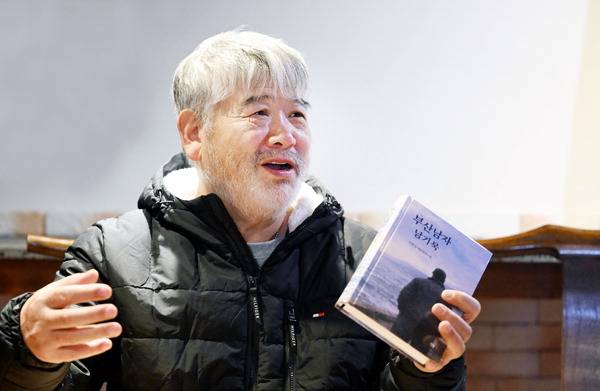 최근 해양장편소설 ‘부산 남자 남기묵’을 발표한 이윤길 해양문학가가 신작에 관해 이야기하고 있다. 김성효 선임기자