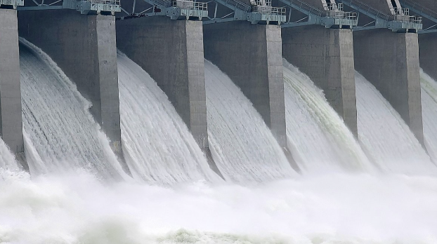 춘천댐이 수문을 열고 하류로 물을 흘려보내고 있다. 연합뉴스