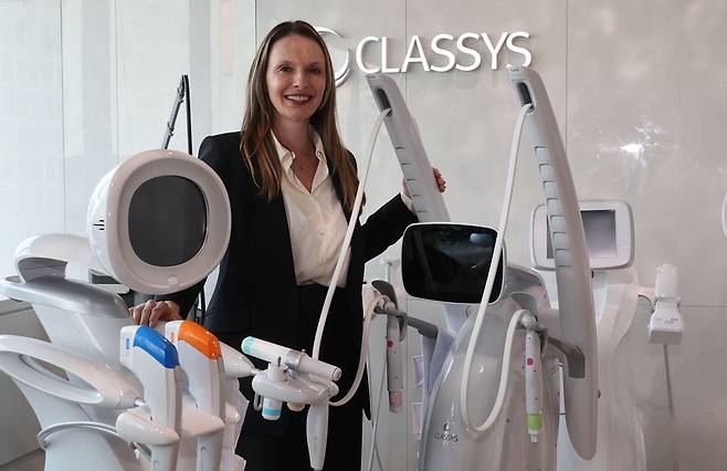 안드레아 리마 대표가 슈링크 유니버스(왼쪽)와 볼뉴머를 설명하고 있다. 이승환 기자