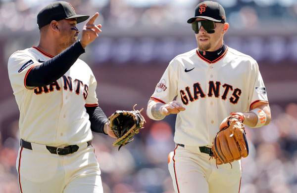 데버스는 수비를 함께 소화하는 것이 도움이 된다고 말했다. 사진= San Francisco Chronicle via AP= 연합뉴스 제공