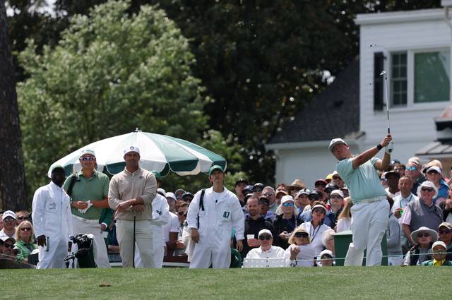 임성재 샷 바라보는 송중기 : 임성재(맨 오른쪽)가 9일 오전(한국시간) 미국 조지아주 오거스타의 오거스타 내셔널 골프클럽에서 열린 파3 콘테스트에서 캐디로 나선 배우 송중기(오른쪽 두 번째)가 지켜보는 가운데 티샷을 하고 있다. 로이터연합뉴스