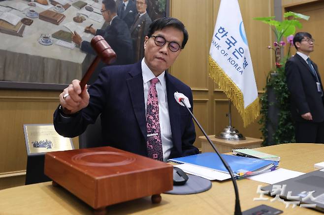 이창용 한국은행 총재가 서울 중구 한국은행 본관에서 열린 금융통화위원회 본회의에서 의사봉을 두드리고 있다. 사진공동취재단
