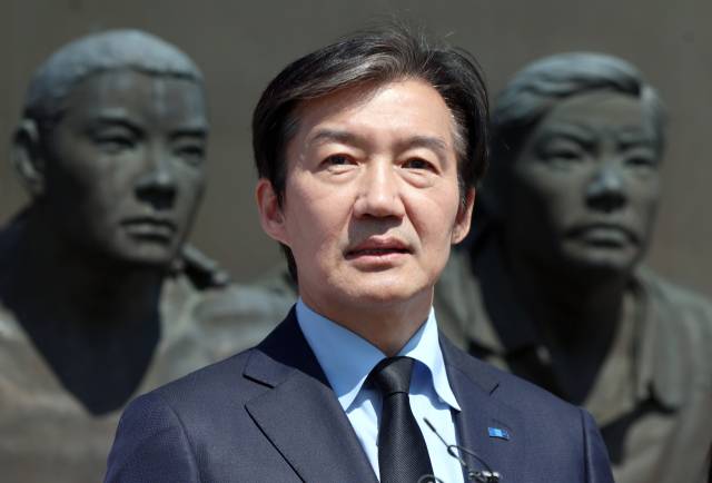 ▲조국혁신당 조국 대표가 8일 오전 경남 창원시 마산회원구 국립3·15민주묘지에서 참배 후 취재진 질문에 답하고 있다. ⓒ연합뉴스