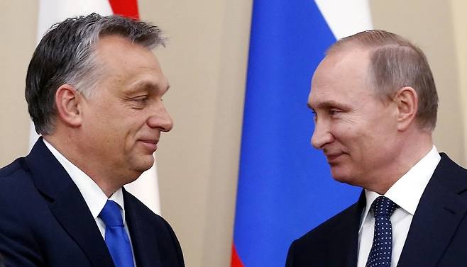 빅토르 오르반 헝가리 총리(왼쪽)와 블라디미르 푸틴 러시아 대통령. 헝가리는 유럽연합(EU) 회원국이지만 오르반은 그에 아랑곳하지 않고 푸틴과 친밀한 관계를 유지하고 있다. AFP연합뉴스