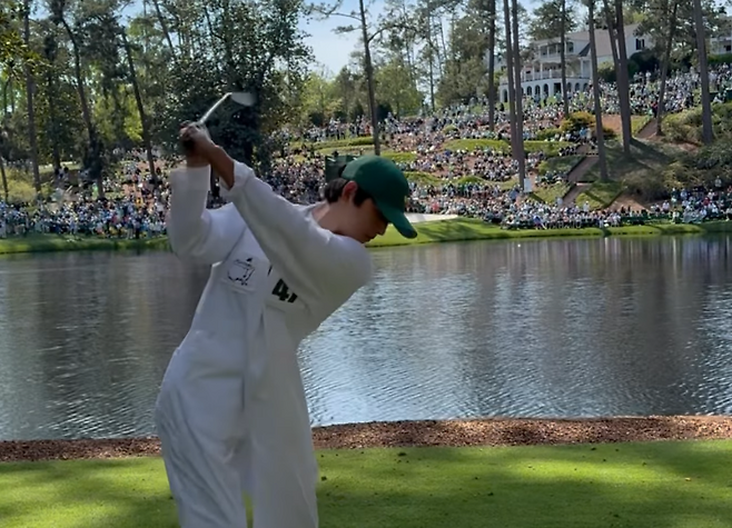 임성재가 자신의 SNS에 올린 송중기의 샷 영상. 마스터스 캐디 복장인 흰색 보일러 슈트를 입은 송중기가 오거스타 내셔널 파3 코스에서 샷을 하고 있다. 임성재 SNS