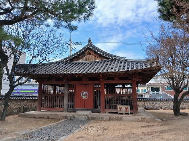 경주문화원 마당에 남은 성덕대왕신종의 옛 종각. 신종이 국립경주박물관으로 옮겨간 이후 창고로 쓰는 듯하다.