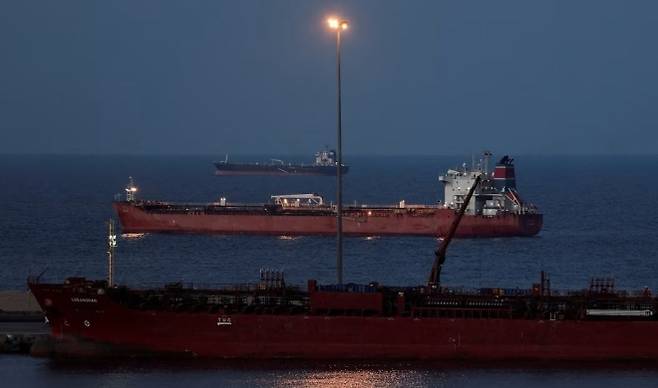 호르무즈 해협 인근에 유조선들이 정박해 있다. 미국·이란 휴전 뒤에도 해협 통항 차질이 이어지며 선박 대기가 계속되는 모습이다. 로이터 연합뉴스