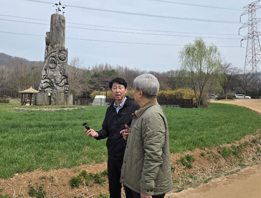 이훈기 더불어민주당 의원이 지난 3일 ‘금요일 동네 한 바퀴’ 100회차를 맞아 인천 남동구 장수서창동의 인천대공원을 찾아 산책하는 주민과 대화하고 있다. 의원실 제공