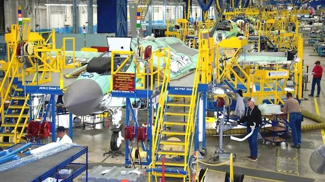 록히드마틴 F-35 생산라인 전경. 2027회계연도 국방예산안에는 F-35 85대 조달 계획이 담겼다. 록히드마틴 제공