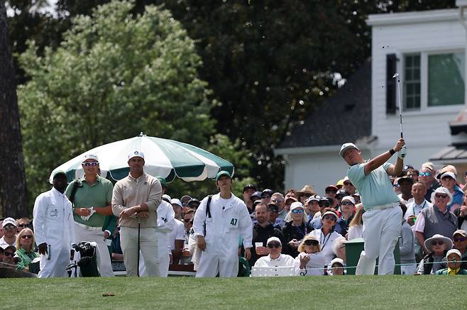 임성재(오른쪽)가 8일(현지 시간) 미국 조지아주 오거스타 내셔널GC 옆 코스에서 열린 마스터스 개막 전날 행사 파3 콘테스트에서 1번 홀 티샷을 하고 있다. 오른쪽 두 번째가 배우 송중기다. 로이터연합뉴스