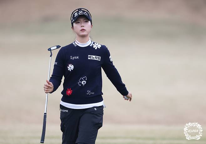 퍼팅을 마치고 이동하고 있는 최예림. 사진 제공=KLPGA