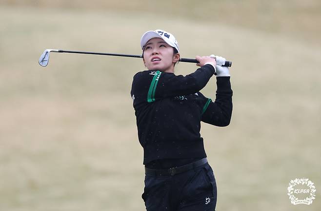 아이언 샷을 하고 있는 김수지. 사진 제공=KLPGA