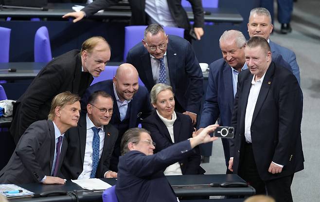 2025년 1월29일 AfD 소속 의원들이 반이민 정책 관련 결의안을 채택한 뒤 기념촬영을 하고 있다. ⓒDPA