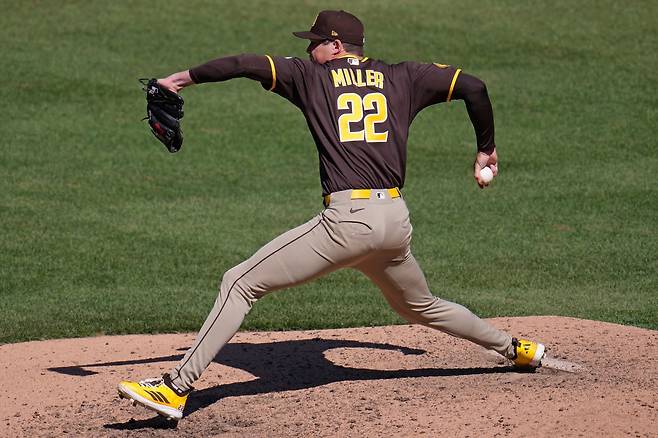 메이슨 밀러가 9일 미국 펜실베이니아주 피츠버그의 PNC파크에서 열린 피츠버그 파이리츠와 2026 메이저리그 정규리그 원정 경기에서 9회말 등판해 공을 던지고 있다. 피츠버그 | AP연합뉴스