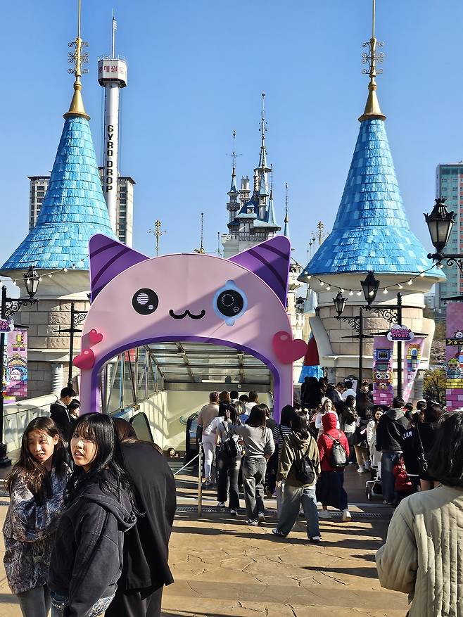 서울 잠실 롯데월드 어드벤처의 메이플스토리 아일랜드 존 입구.