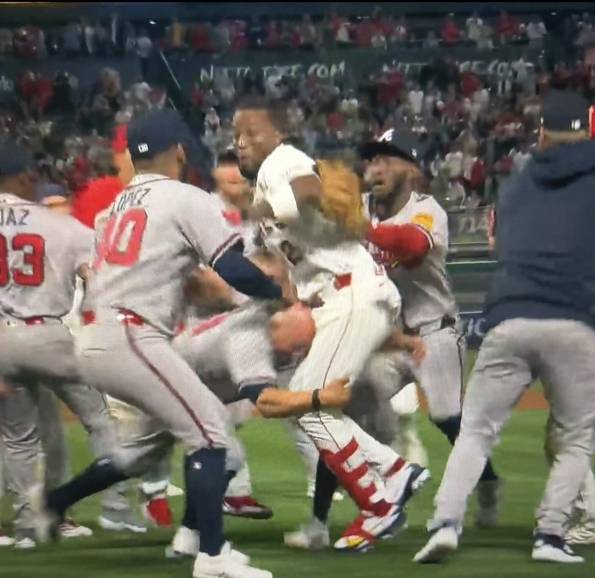 ▲ 호르헤 솔레르가 주먹을 휘두르며 돌진할 때 월트 와이스 감독이 태클로 저지했다.