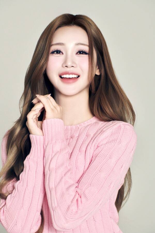 ▲ 홍지윤이 13일 첫방송되는 SBS Life '2026 더트롯쇼' 스페셜 MC를 맡는다. 제공|초이크리에이티브랩