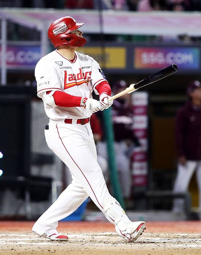 ▲ 언제쯤 장타와 타격이 살아날 것인지 비상한 관심을 모으고 있는 김재환 ⓒSSG랜더스