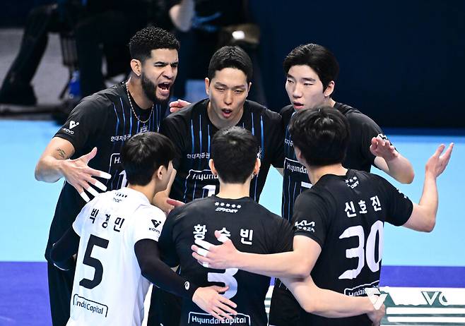 ▲ 현대캐피탈 선수단. 한국배구연맹은 9일 연맹의 비디오 판독 및 사후판독 결과에도 계속해서 비판의 발언을 쏟아내고 있는 현대캐피탈 필립 블랑 감독을 향해 유감을 표명했다. 부적절한 언행을 즉시 멈출 것을 요청했다. ⓒKOVO