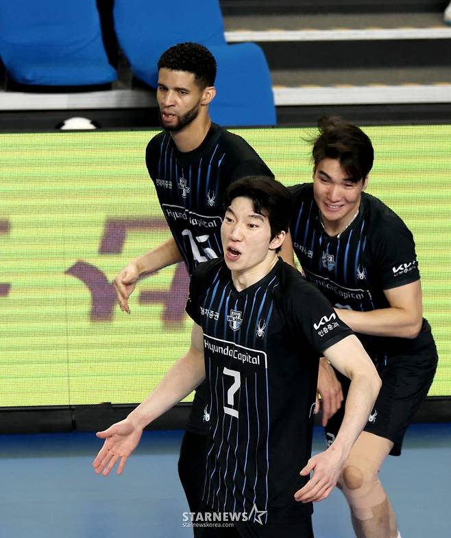 현대 허수봉이 8일 천안유관순체육관에서 열린 진에어 2025-2026 V리그 챔피언결정전 대한항공과 현대캐피탈 4차전 3세트를 따내며 3-0셧아웃 승리를 거둔 후 환호하고 있다. /사진=강영조 선임기자