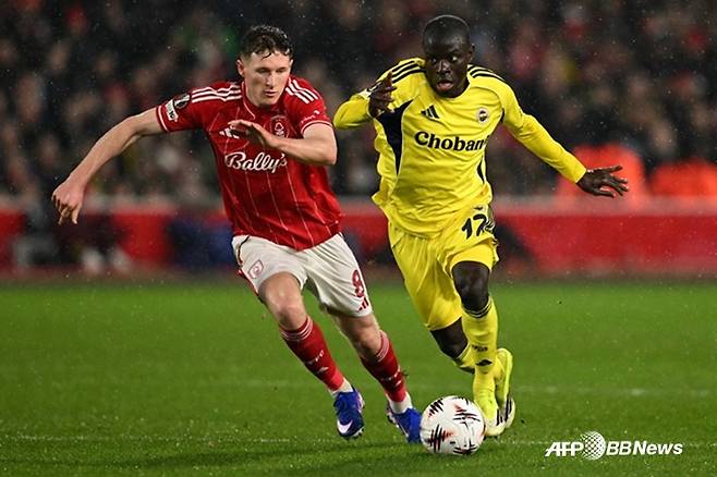 볼 경합을 펼치는 앨리엇 앤더슨(왼쪽). /AFPBBNews=뉴스1