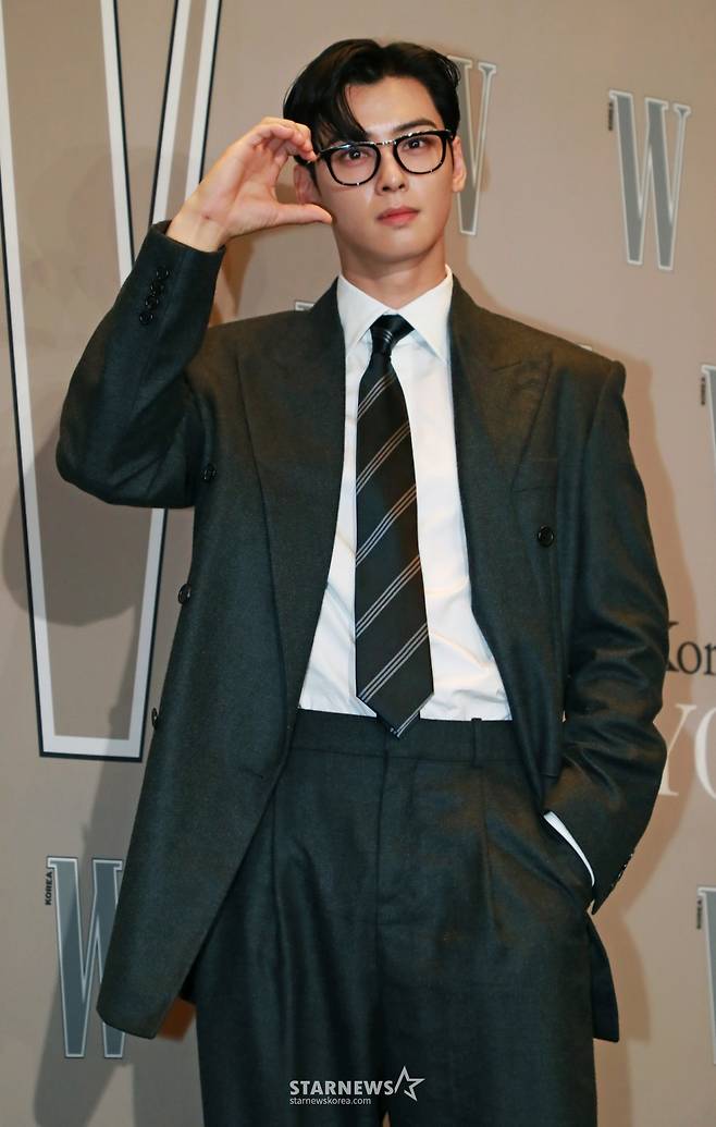 아스트로 차은우가 제19회 W코리아 유방암 인식 향상 캠페인 자선 행사에 참석해 포즈를 취하고 있다. /2024.10.14 /사진=스타뉴스