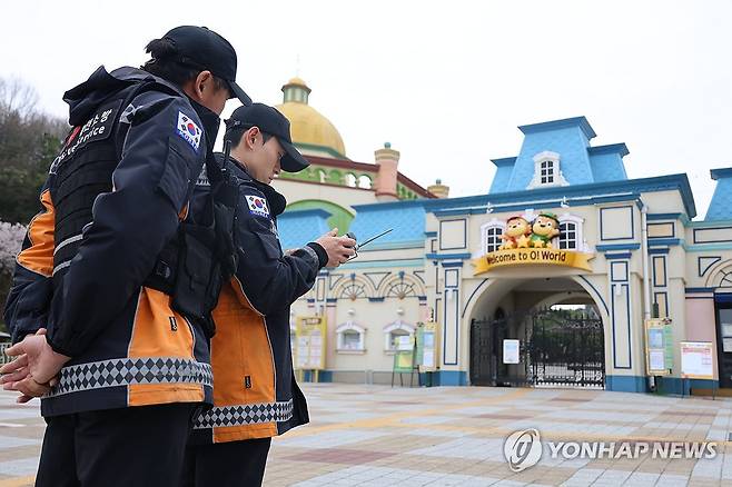 오월드 탈출 늑대 이틀째 수색 (대전=연합뉴스) 이주형 기자 = 대전 중구 사정동 오월드에서 늑대 1마리가 탈출한 지 이틀째인 9일 오전 소방대원들이 오월드에서 드론으로 늑대를 수색하고 있다. 2026.4.9 coolee@yna.co.kr