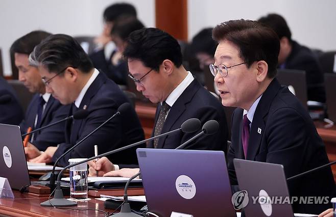 이재명 대통령, 수석보좌관회의 발언 (서울=연합뉴스) 한상균 기자 = 이재명 대통령이 9일 청와대에서 열린 수석보좌관회의에서 발언하고 있다. 2026.4.9 xyz@yna.co.kr