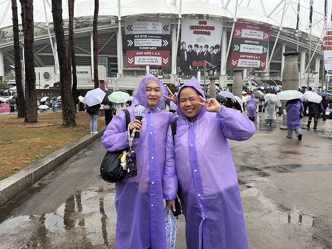 그룹 방탄소년단(BTS) 콘서트를 찾은 팬들 (고양=연합뉴스) 김선우 기자 = 그룹 방탄소년단(BTS) 팬들이 9일 경기도 고양시 고양종합운동장에서 열리는 새 월드투어 '아리랑' 공연을 앞두고 포즈를 취하고 있다. 2026.4.9 sunwoo@yna.co.kr