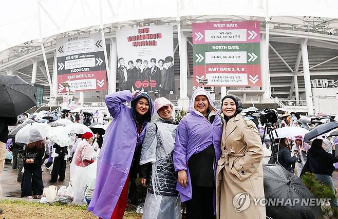 BTS 월드투어 '아리랑' 첫 공연 팬들 (고양=연합뉴스) 김병만 기자 = 9일 오후 경기도 일산 고양종합운동장 주경기장에서 BTS 월드투어 '아리랑' 첫 공연을 보러 인도네시아에서 온 팬들이 기념촬영하고 있다. 2026.4.9 kimb01@yna.co.kr