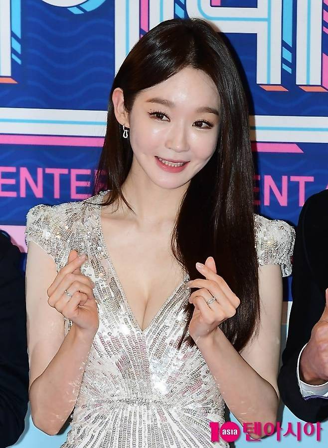 다비치 멤버 강민경이 취재진을 향해 포즈를 취하고 있다. / 사진=텐아시아 DB