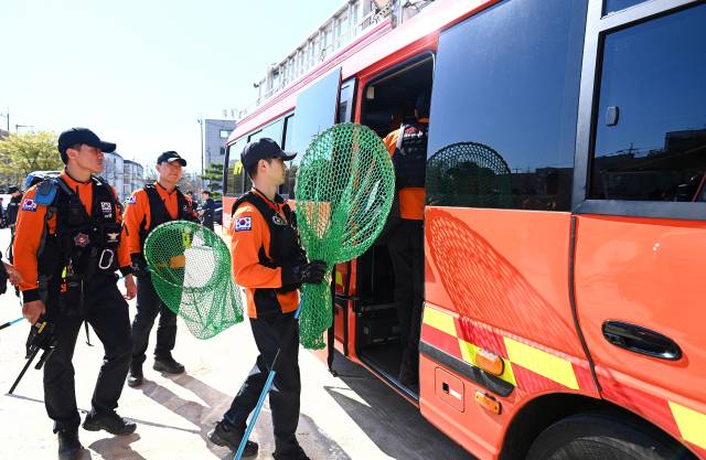 지난 8일 대전 중구 오월드에서 늑대 1마리가 탈출한 가운데 인근 초등학교에서 마련된 수색 본부에서 소방대원들이 출동준비를 하고 있다. 김주형 기자 kjh2667_@cctoday.co.kr