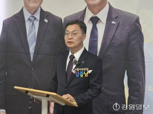 ◇김중남 더불어민주당 강릉시장 후보가 9일 기자회견을 열고 본선 승리를 다짐했다. 강릉=권순찬기자