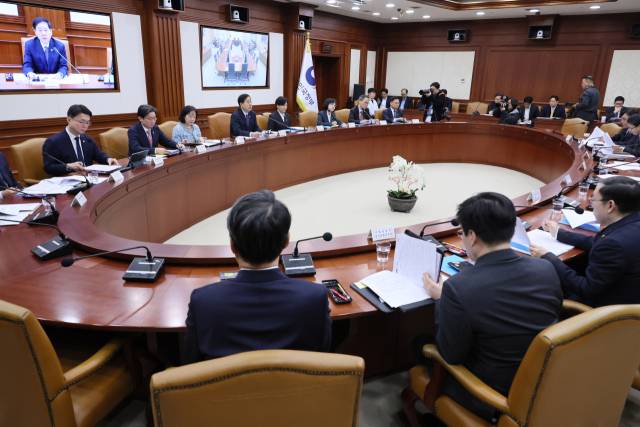 구윤철 부총리 겸 재정경제부 장관이 10일 서울 종로구 정부서울청사에서 열린 비상경제본부회의 겸 경제관계장관회의에서 발언하고 있다. 연합뉴스