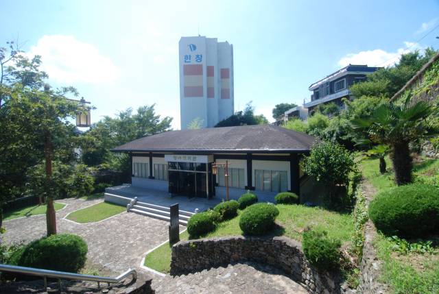 청마문학관 전경. 이곳에는 유품과 자필 원고 등이 전시돼 있다./통영시/