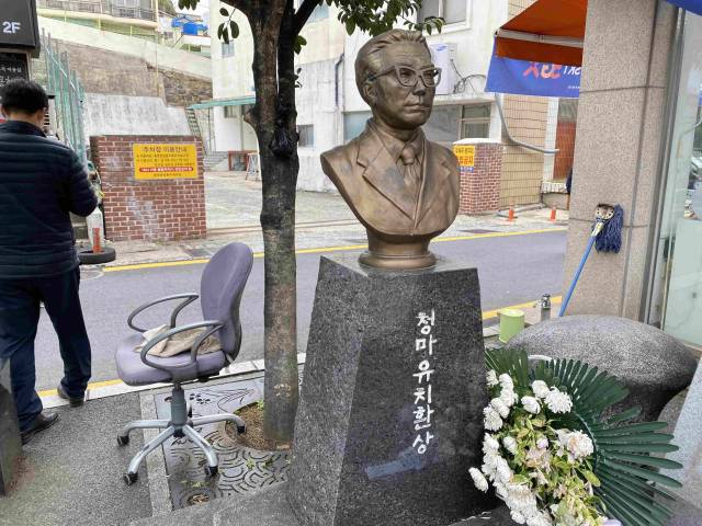 통영우체국 앞 청마거리에 세워진 시인 유치환 동상./통영시/