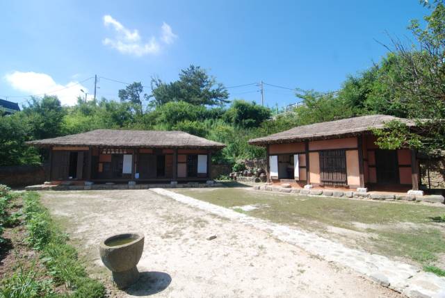 청마 유치환의 생가.