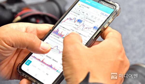 외국인 투자자들의 대규모 매도세가 이어지며 국내 증시의 수급 이탈 장기화에 대한 우려가 커지고 있다. /사진=미디어펜 김상문 기자