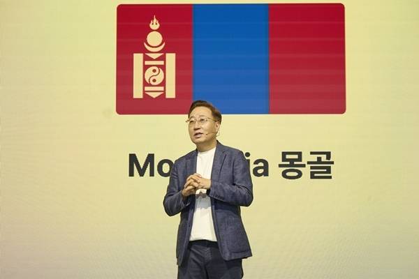 인터넷은행들이 미래성장동력을 해외시장에서 찾고 있다. 카카오뱅크가 인도네시아·태국에 이어 몽골시장 진출을 공식화했고, 케이뱅크도 아랍에미리트(UAE)·태국 금융기관과 손잡고 해외 진출에 박차를 가하고 있다. 국내 금융시장이 정부의 대출규제, 중·저신용자 대출 비중 확대 등으로 발목을 잡는 가운데, 인터넷은행들이 국내에 안주하지 않고 해외 금융기관과의 파트너십으로 해외진출에 집중하는 모습이다. 윤호영 카뱅 대표이사가 지난 8일 '2026 카카오뱅크 프레스톡'에서 신규 글로벌 진출 국가인 몽골에 대해 소개하고 있다./사진=카카오뱅크 제공