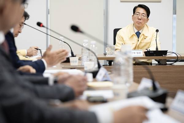 황종우 해수부장관이 10일 호르무즈 내 우리 선박 26척의 선주사와 선박 관리사 대표가 참석한 가운데 통항 준비 상황 점검회의를 개최하고 안전한 운항 지원에 총력을 기울이겠다는 입장을 밝혔다./사진=해양수산부