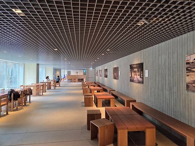 ▲박봉담 2층 전경. 끝에 보이는 '술'이라고 쓰여진 공간에서 도슨트 투어 중 주류 시음을 하게 된다. 사진=송민규 기자