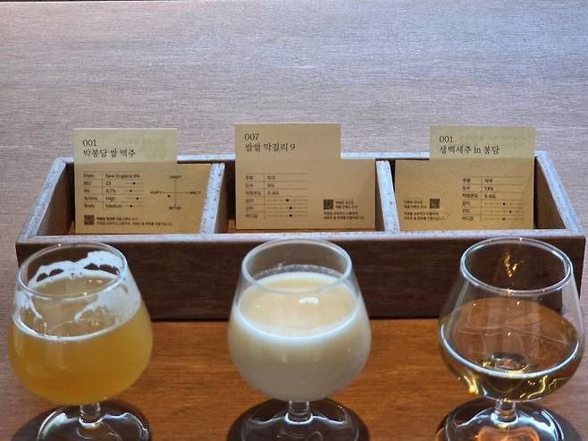 ▲주류 시음 샘플러. 제공되는 주류는 매번 다르다. 뒷면에는 해당 주류의 설명과 함께 개발자의 코멘트도 제공된다. 사진=송민규 기자