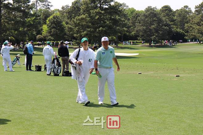 송중기(왼쪽)과 임성재가 웃으며 코스를 이동하고 있다. (사진=주영로 기자)